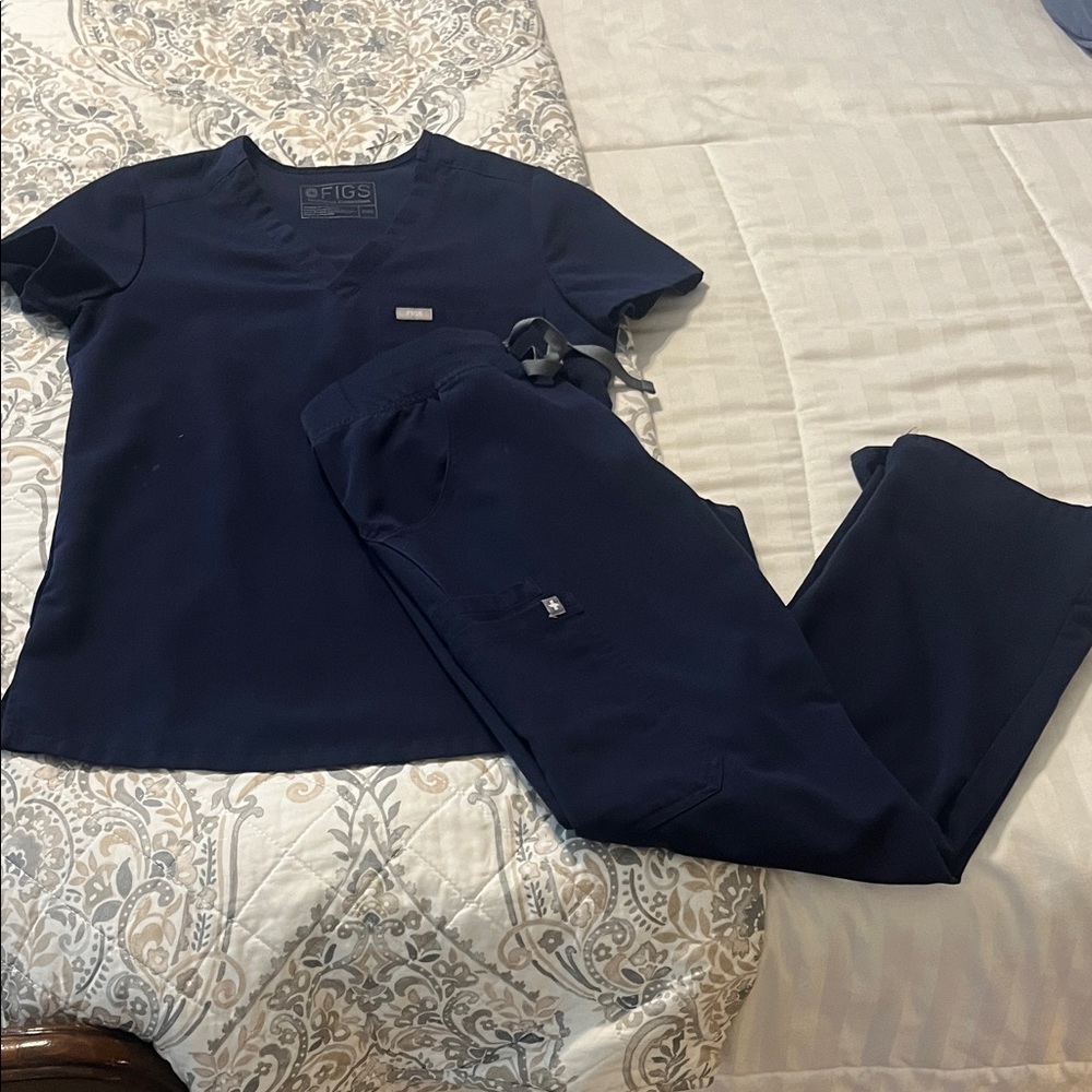 FIGS Deep Navy V-Neck Scrub Top and Jogger Pants